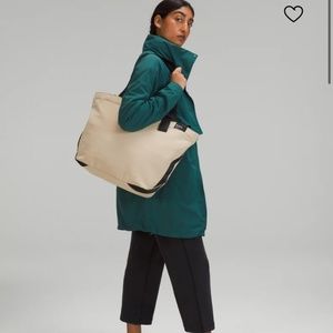 Lululemon clean lines tote bag 22L
